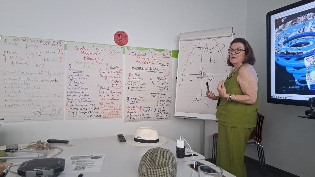 Пэдди Пампаллис у флипчартов Leadership Edge