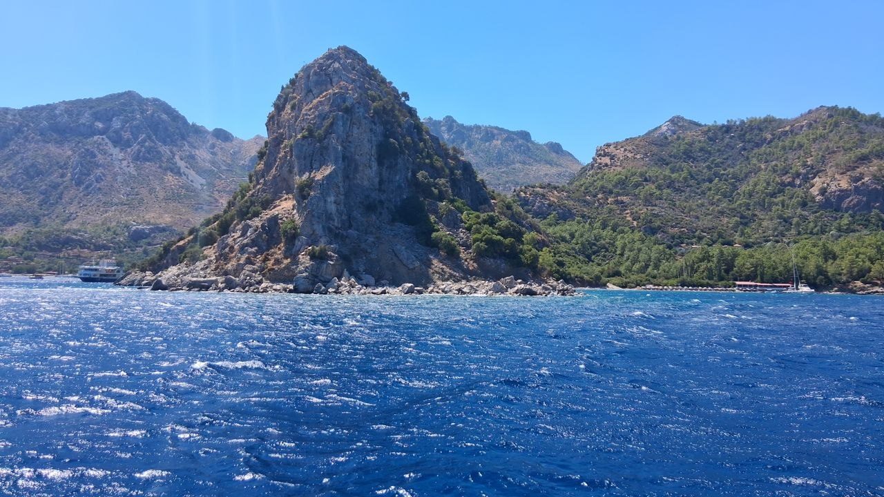 Скалистый мыс и море, вид с лодки